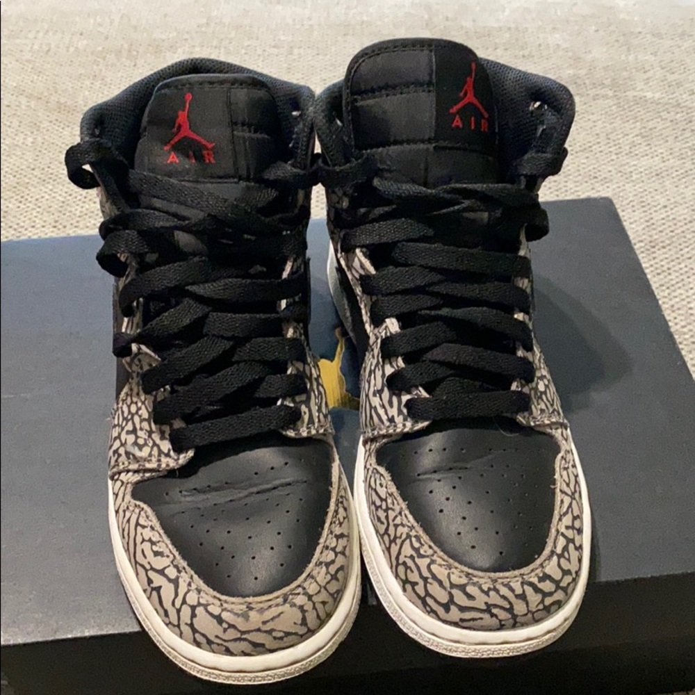 Jordan 1 mid elephant skin color way (youth)